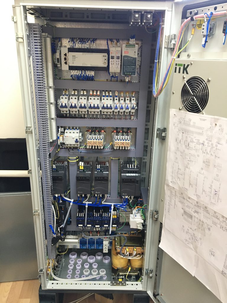 Шкаф с контроллером управления.